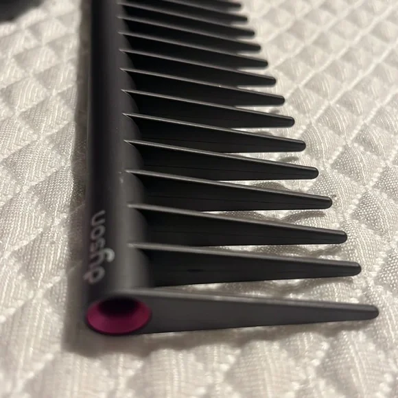 NEW!! Dyson paddle brush and comb in fuschia - Picture 2 of 3